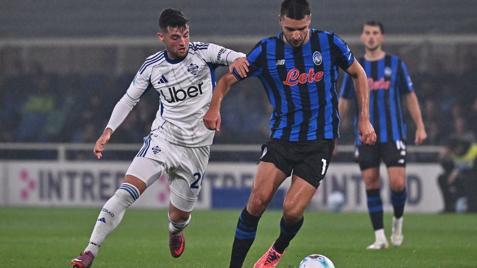 Martin Baturina prova a strappare il pallone a Djimsiti