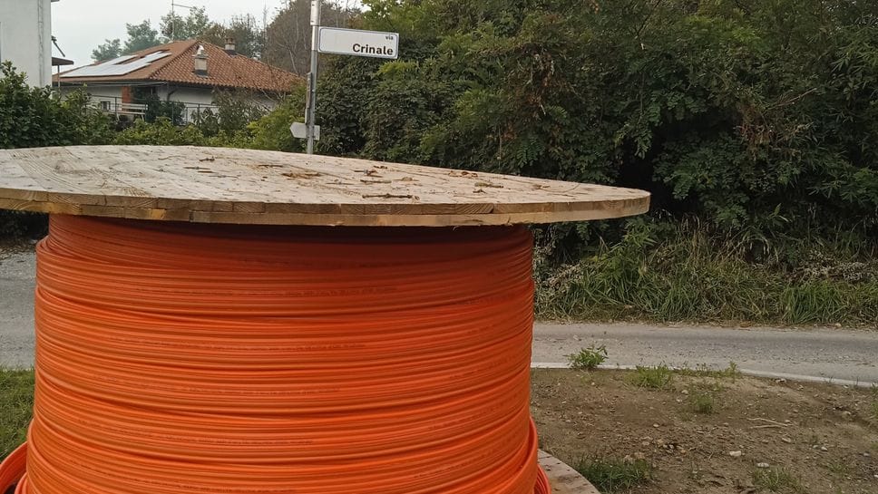 Cavi di fibra ottica pronti per passare dai boschi fino a Rodero