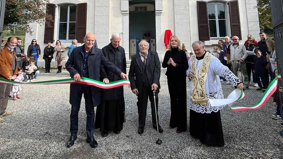 Da sinistra, Mauro Caprani, monsignor Angelo Pirovano, Giuseppe Cerea, Veronica Airoldi e don Alessandro Vismara