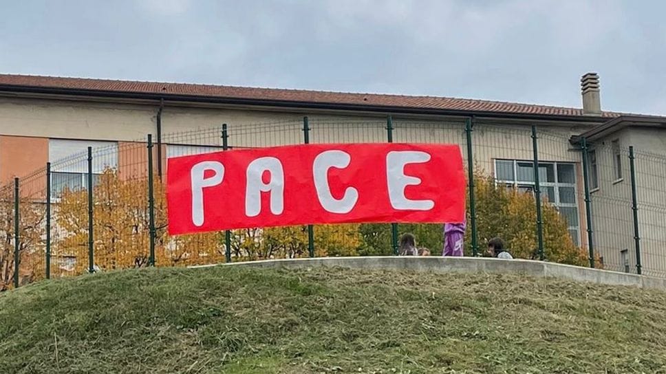 Lo striscione rimosso