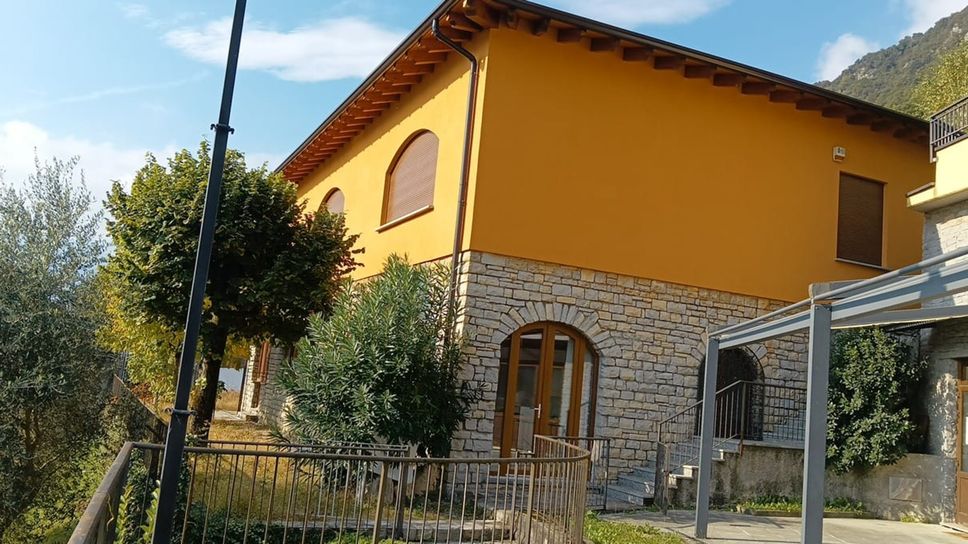 Un’immagine delle ex scuole di Sala Comacina