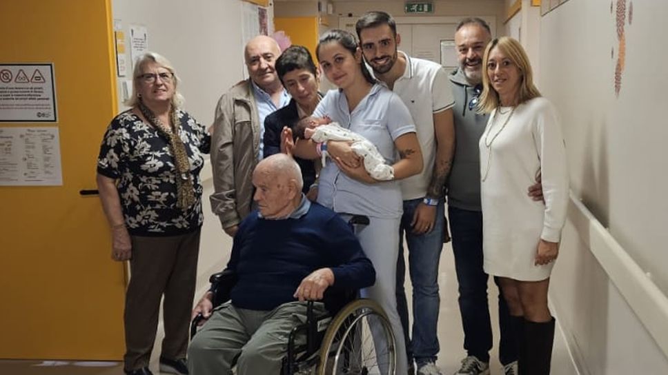 La foto di gruppo in ospedale con Ethan e il trisnonno Riccardo La foto di gruppo in ospedale con Ethan e il trisnonno Riccardo