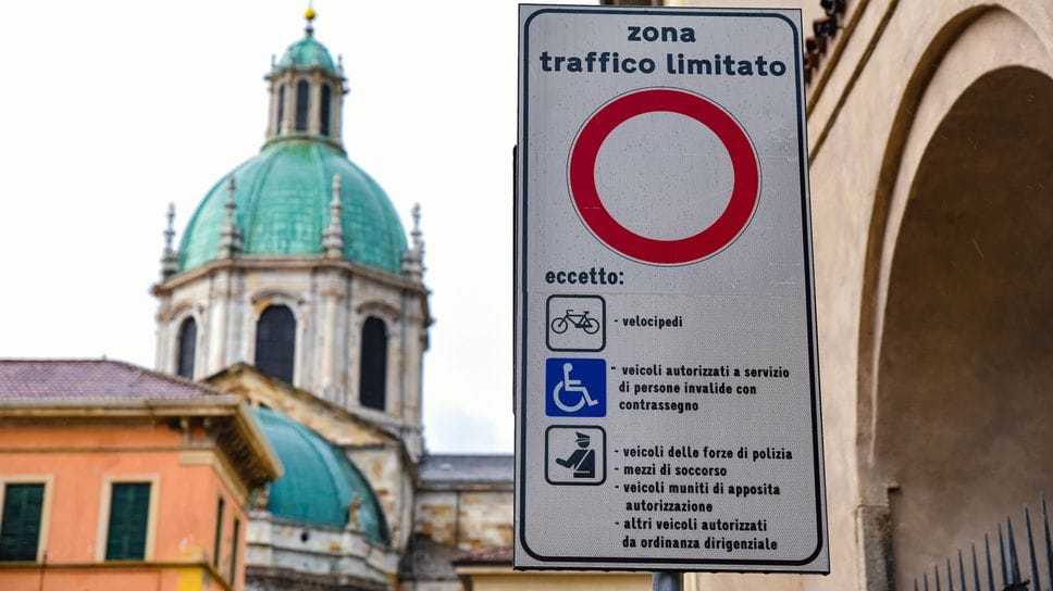 Un cartello che indica il divieto di acceso alla Ztl Un cartello che indica il divieto di acceso alla Ztl