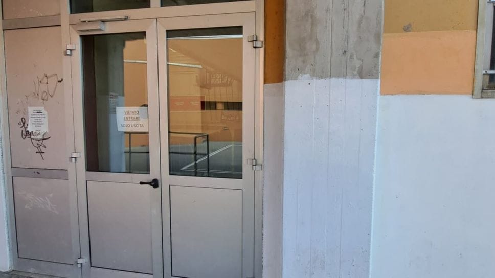 L’ingresso della palestra ripulito L’ingresso della palestra ripulito