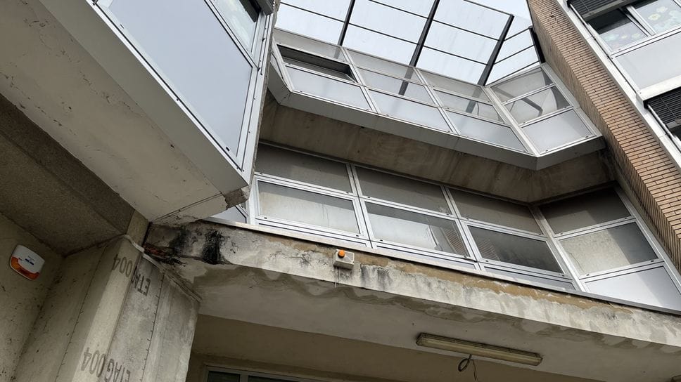 La facciata ancora da rifare accanto alle vetrate restaurate nel corso dell’amministrazione Landriscina