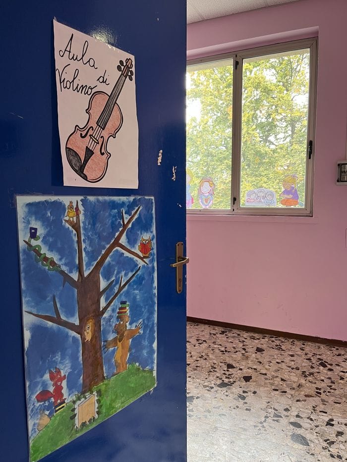 Una delle aule musicali presenti all’interno della primaria di via Sinigaglia, dove i professori di musica delle scuole medie insegnano ai bambini delle elementari a suonare diversi strumenti