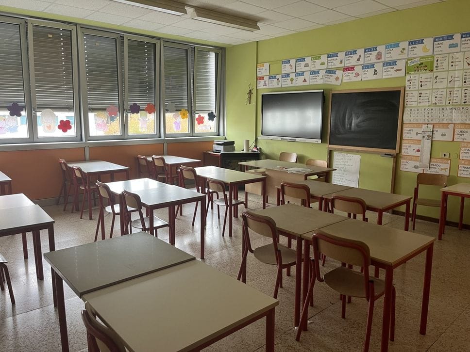 La disposizione dei banchi in un’aula con una ventina di studenti