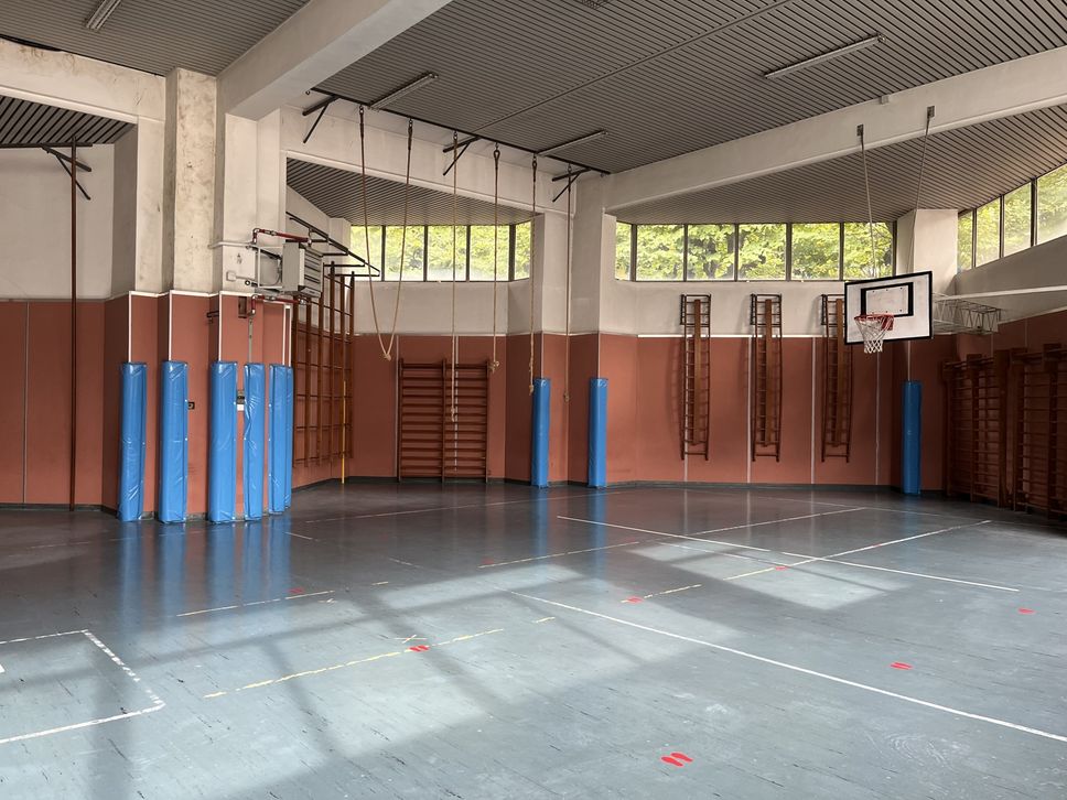 La palestra della primaria di via Sinigaglia è utilizzata anche da alcune società sportive cittadine