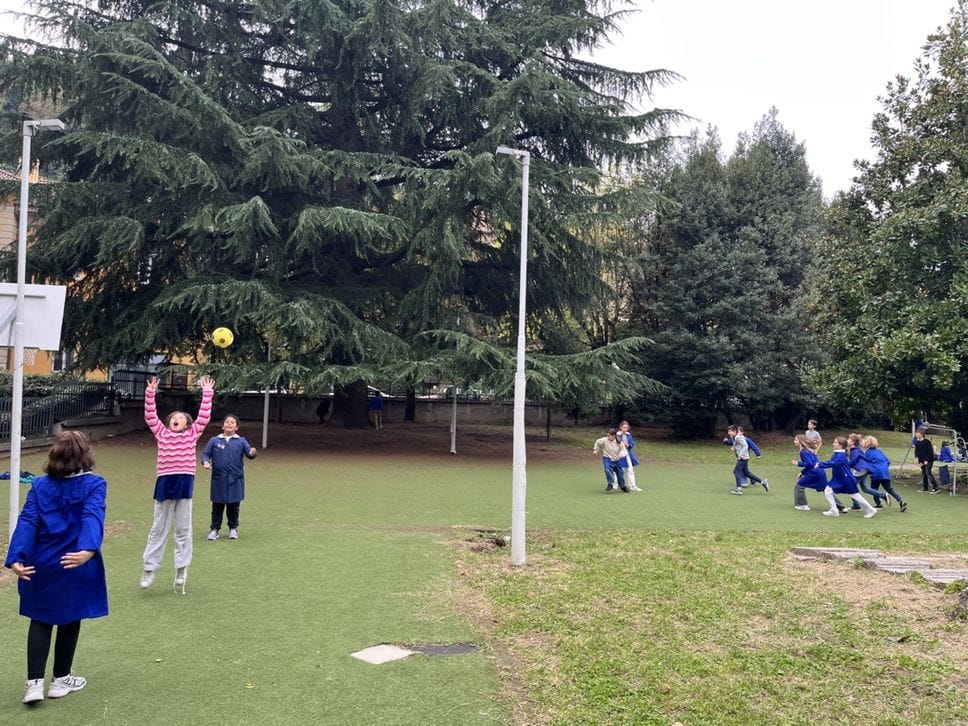 Nei campi e negli spazi verdi all’esterno della scuola i bambini della Corridoni trascorrono la pausa mensa