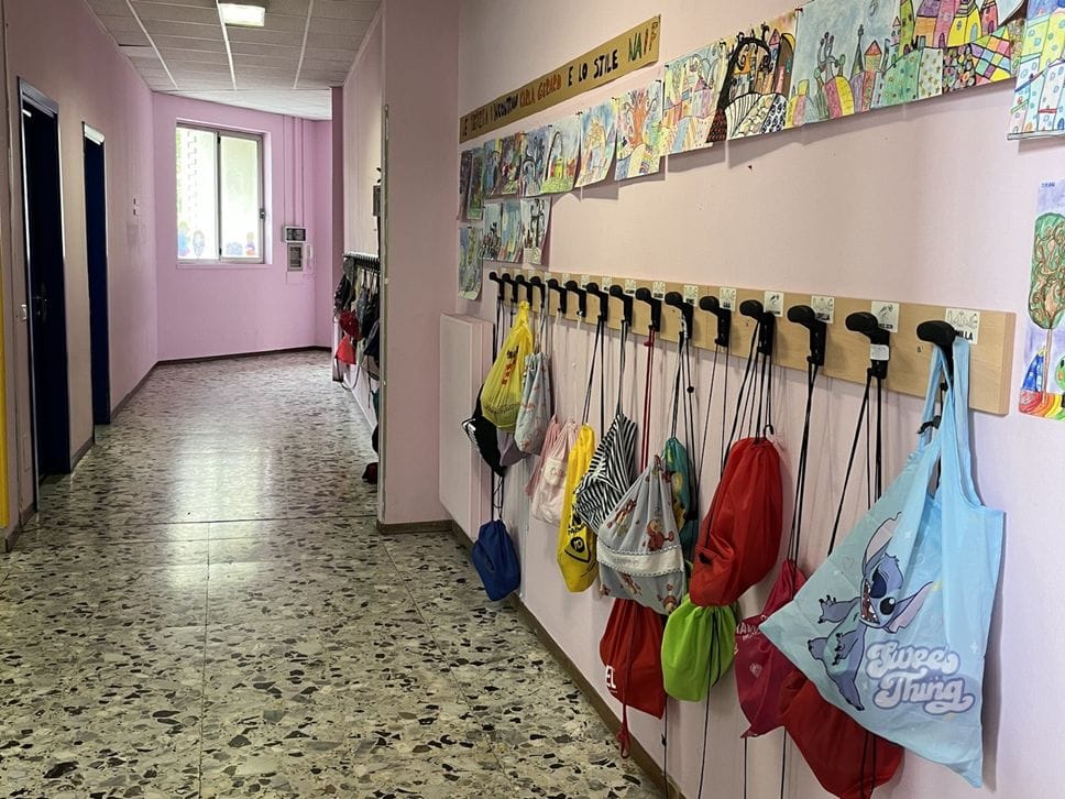L’imbiancatura delle mura interne è stata realizzata da poco a cura del personale scolastico