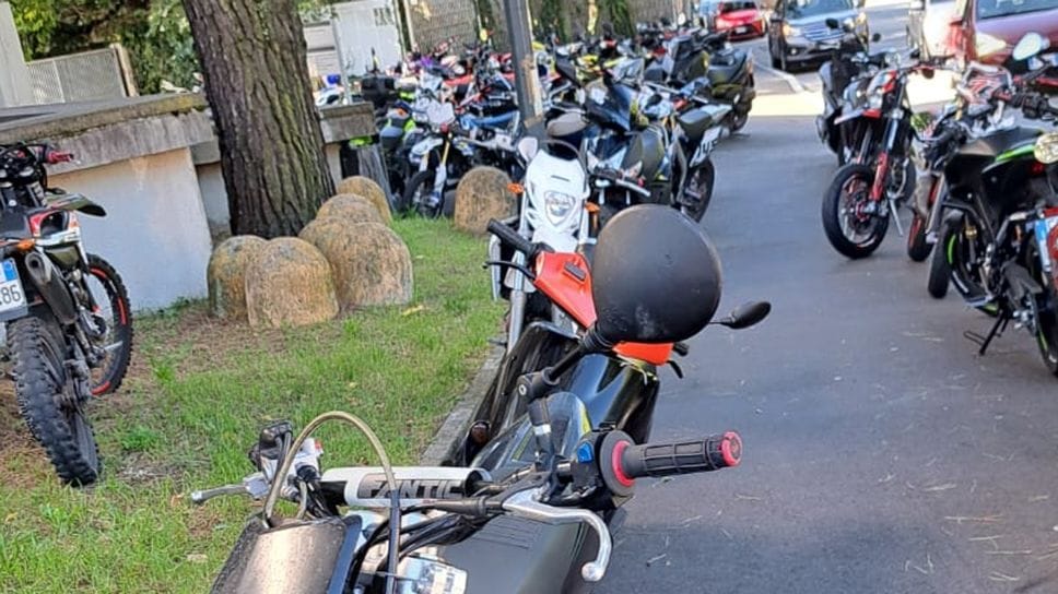 Le moto rendono difficile il passaggio dei pedoni sul marciapiede Le moto rendono difficile il passaggio dei pedoni sul marciapiede