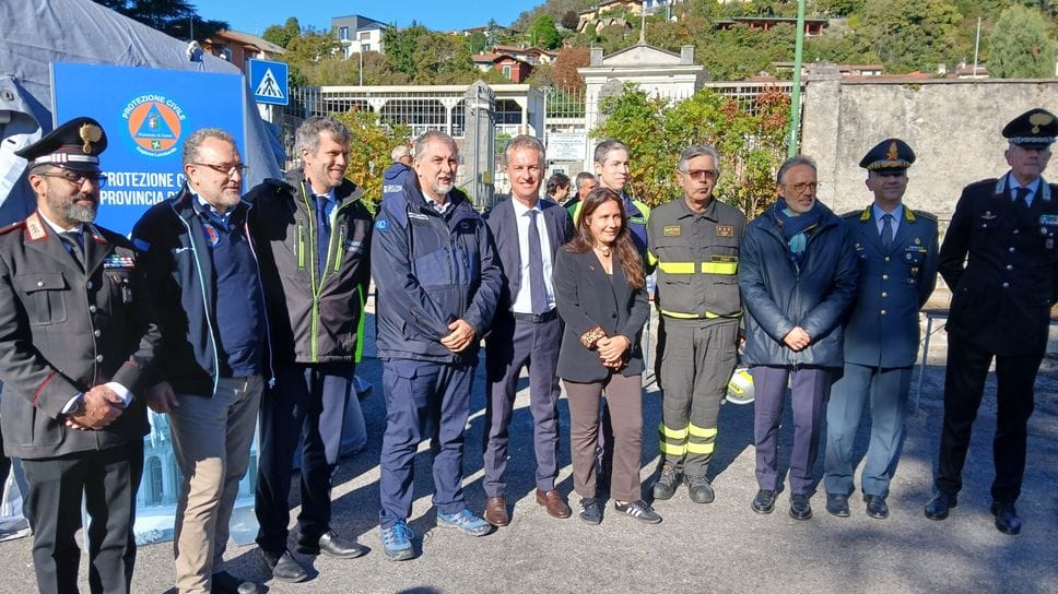 Il ministro Alessandra Locatelli con i responsabili della protezione civile, il prefetto e il sindaco