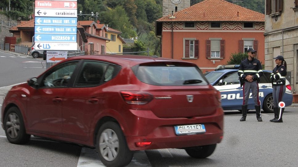 I controlli della Polstrada in occasione della chiusura di due giorni della Regina, per consentire alcuni lavori di messa in sicurezza ad Argegno I controlli della Polstrada in occasione della chiusura di due giorni della Regina, per consentire alcuni lavori di messa in sicurezza ad Argegno
