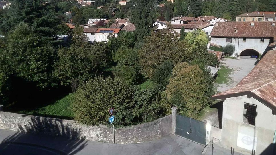Vista dall’alto dell’area verde in via Battisti Vista dall’alto dell’area verde in via Battisti