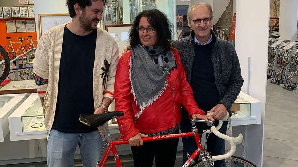 Da sinistra, Marco Casartelli, Annalisa Rosetti e Antonio Molteni al Ghisallo con la bici dell’Olimpiade Da sinistra, Marco Casartelli, Annalisa Rosetti e Antonio Molteni al Ghisallo con la bici dell’Olimpiade