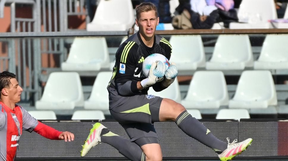 Il francese Jean Butez, portiere del Como