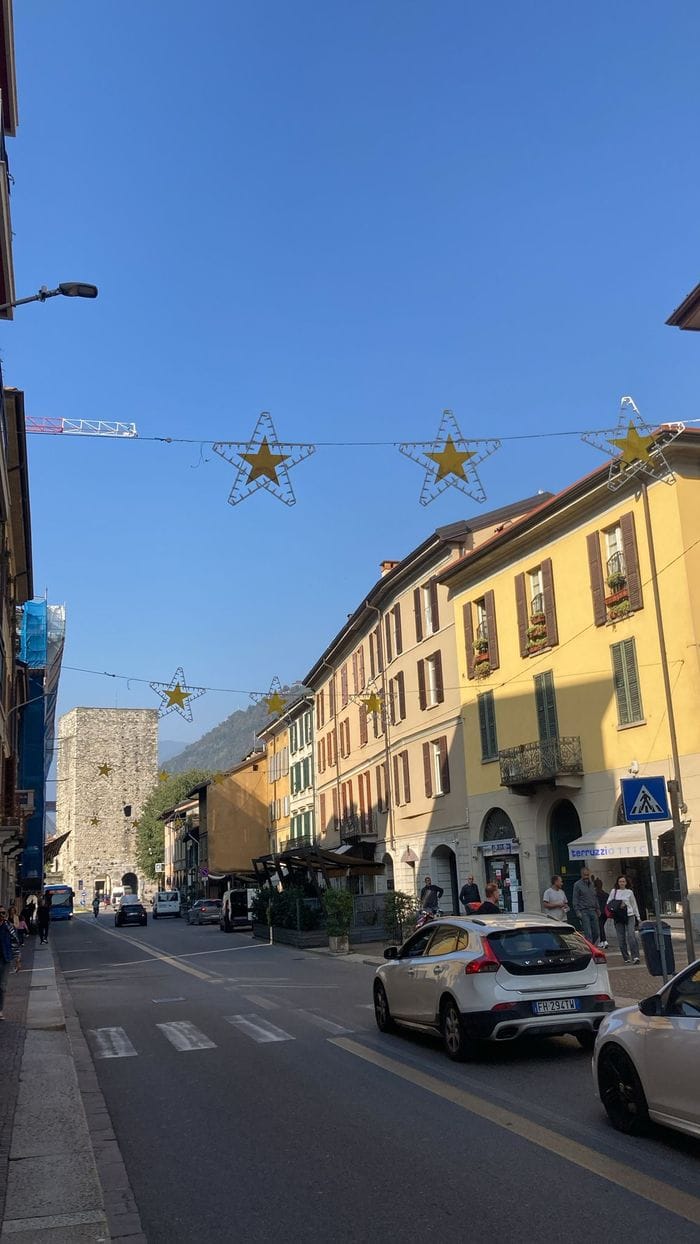 Le luminarie di Natale montate già a ottobre
