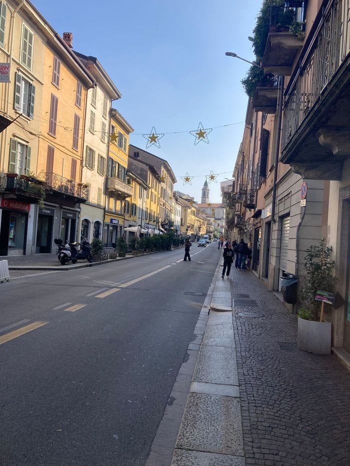 Le luminarie di Natale montate già a ottobre
