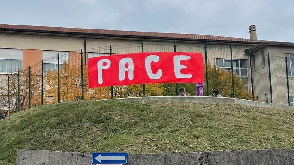 Lo striscione fatto rimuovere dal sindaco dalle elementari di Inverigo Lo striscione fatto rimuovere dal sindaco dalle elementari di Inverigo