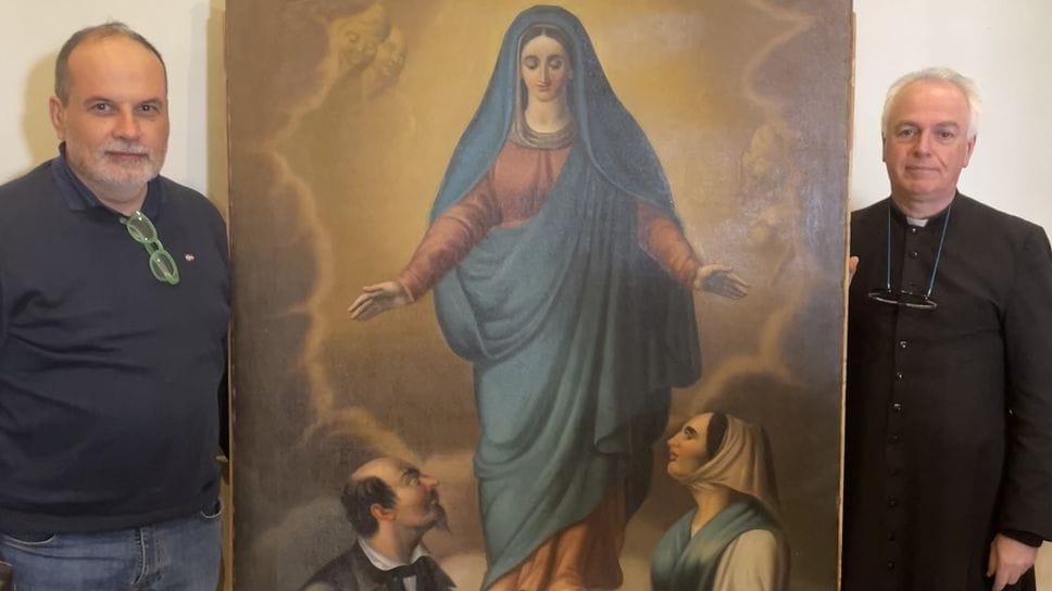 La tela trafugata riconsegnata: a sinistra il sindaco Alberto Peverelli e il parroco don Roberto Pandolfi La tela trafugata riconsegnata: a sinistra il sindaco Alberto Peverelli e il parroco don Roberto Pandolfi
