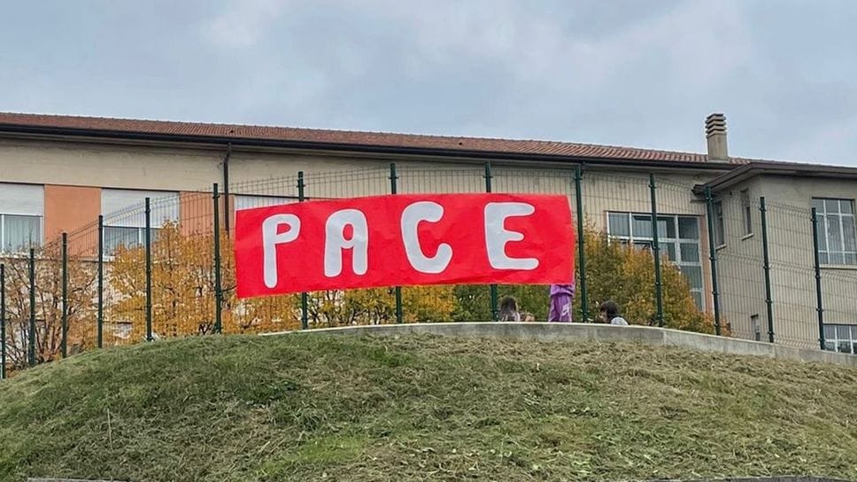 Lo striscione fatto rimuovere dal sindaco Lo striscione fatto rimuovere dal sindaco