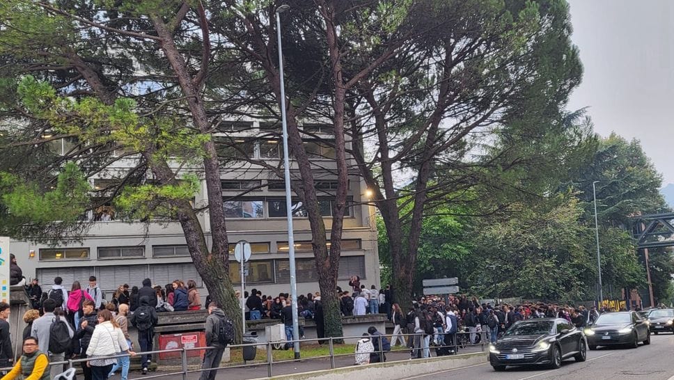 Gli studenti fuori dal Setificio questa mattina: non sono entrati in aula in segno di protesta Gli studenti fuori dal Setificio questa mattina: non sono entrati in aula in segno di protesta