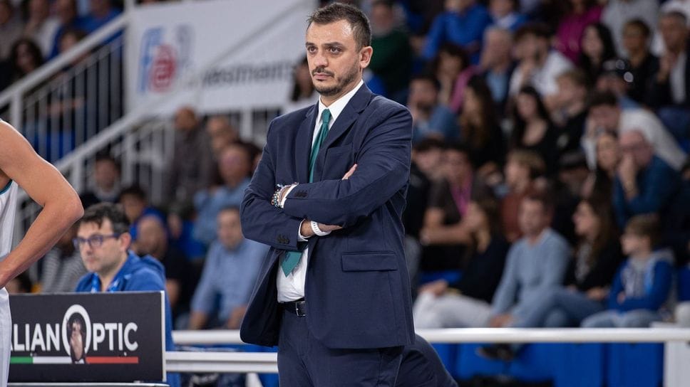 Il coach della Pallacanestro Cantù Nicola Brienza Il coach della Pallacanestro Cantù Nicola Brienza