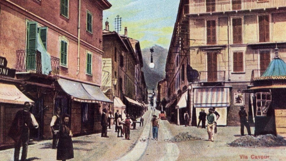 Una rappresentazione di fine Ottocento di Via Cavour a Lecco. In quei luoghi nasceva Fausto Valsecchi (Lecco, 1890 – Lecco, 1914) Una rappresentazione di fine Ottocento di Via Cavour a Lecco. In quei luoghi nasceva Fausto Valsecchi (Lecco, 1890 – Lecco, 1914)