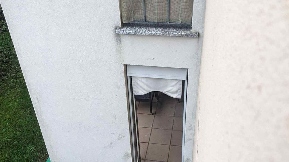 I ladri hanno usato una sedia per salire al primo piano della casa I ladri hanno usato una sedia per salire al primo piano della casa