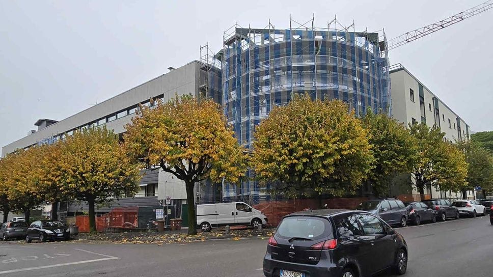 Gli operai stanno smontando i ponteggi dalla casa di riposo Ca’ Prina, da mesi oggetto di un profondo intervento di efficientamento, costato circa tredici milioni di euro