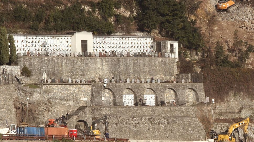 Il cimitero di Colonno nel 2021, all’inizio dei lavori della Variante Il cimitero di Colonno nel 2021, all’inizio dei lavori della Variante