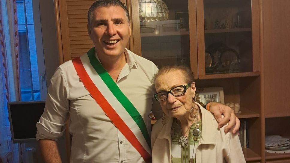 Il sindaco Clemente Ciccozzi insieme a Laura Franchi, 90 anni