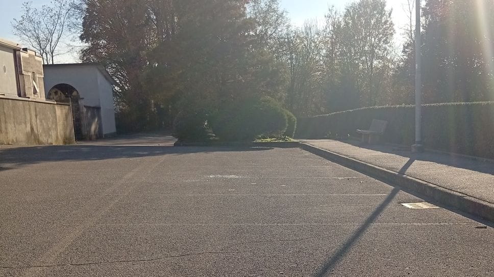 Il parcheggio del cimitero di Caversaccio
