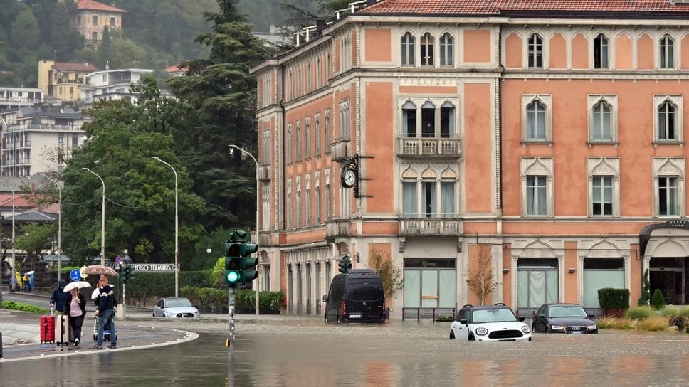 Lungolago e piazza Cavour sommersi dall’acqua