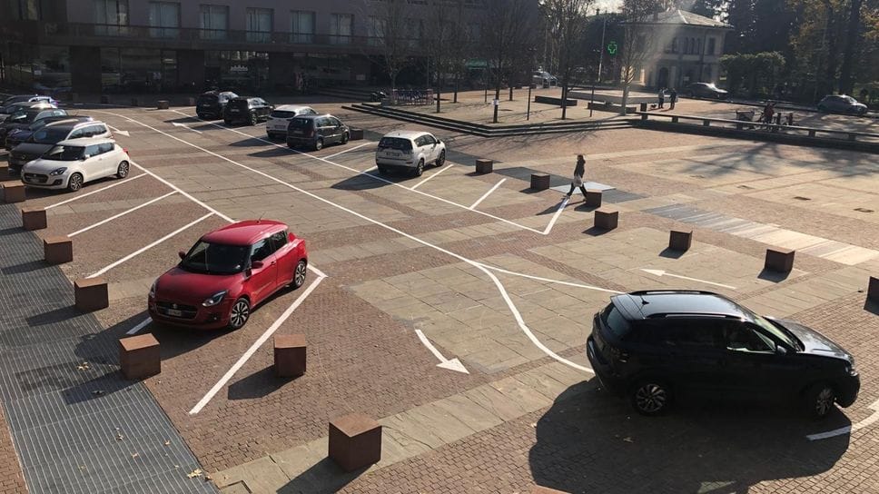 La nuova conformazione del parcheggio di piazza Italia, con i “cubotti” salvapedoni