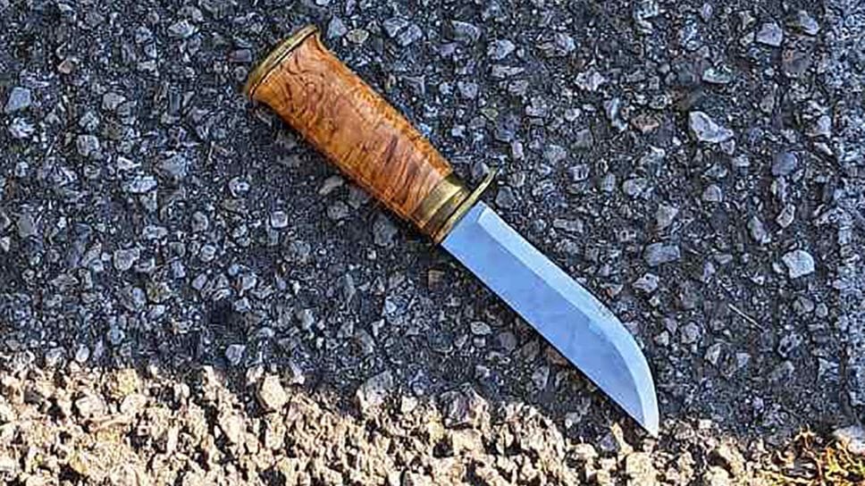 Il coltello abbandonato dagli scippatori durante la fuga