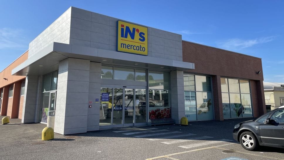 La violenta aggressione è avvenuta al discount In’s di via Milano