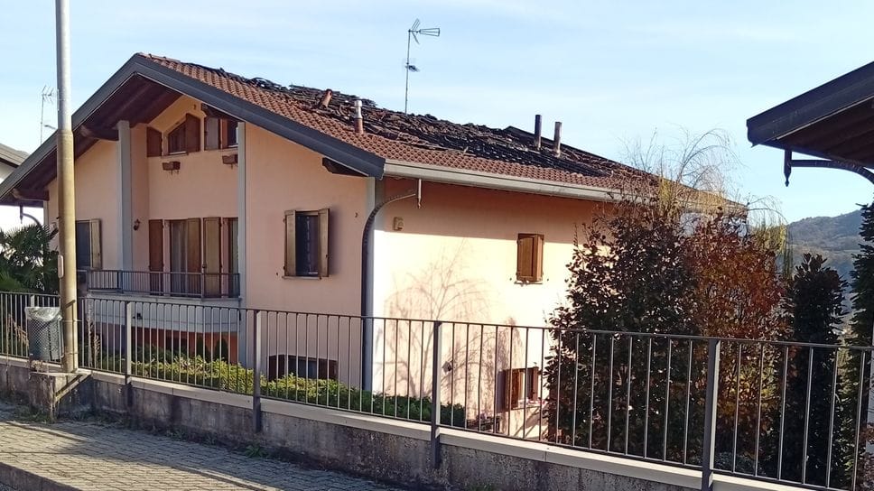 La palazzina il giorno dopo l’incendio: si vede il tetto distrutto dalle fiamme