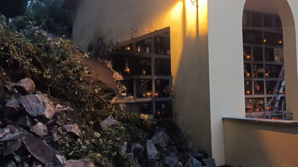 Un dettaglio dei danni causati al cimitero di Brienno