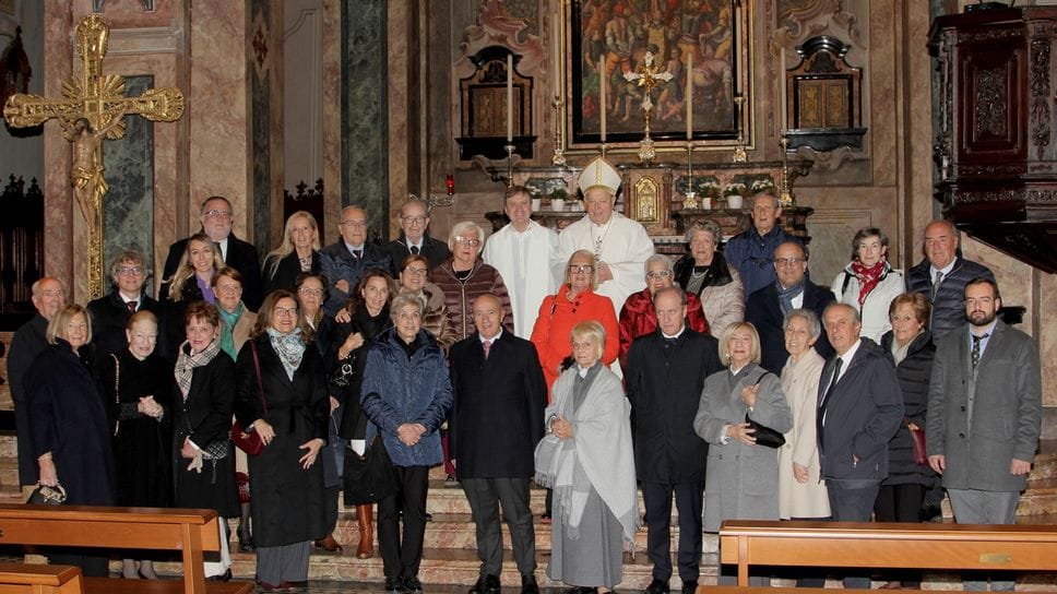 Il cardinale Cantoni con i soci del Lions nella chiesa di Lenno