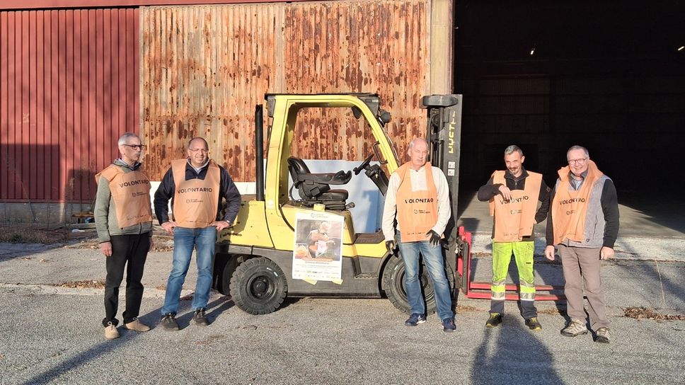 I volontari del Banco di Solidarietà al lavoro al palazzetto Pianella