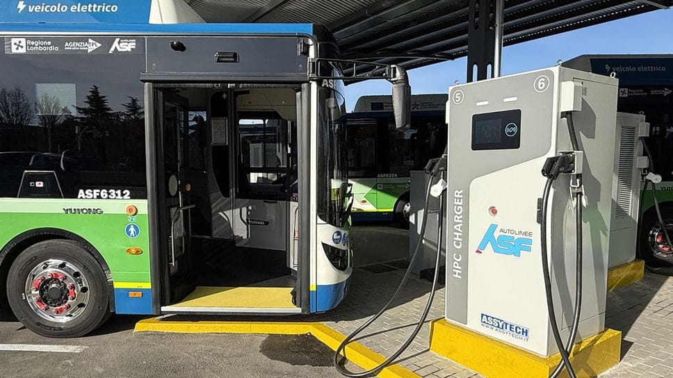I nuovi bus con le colonnine per la ricarica