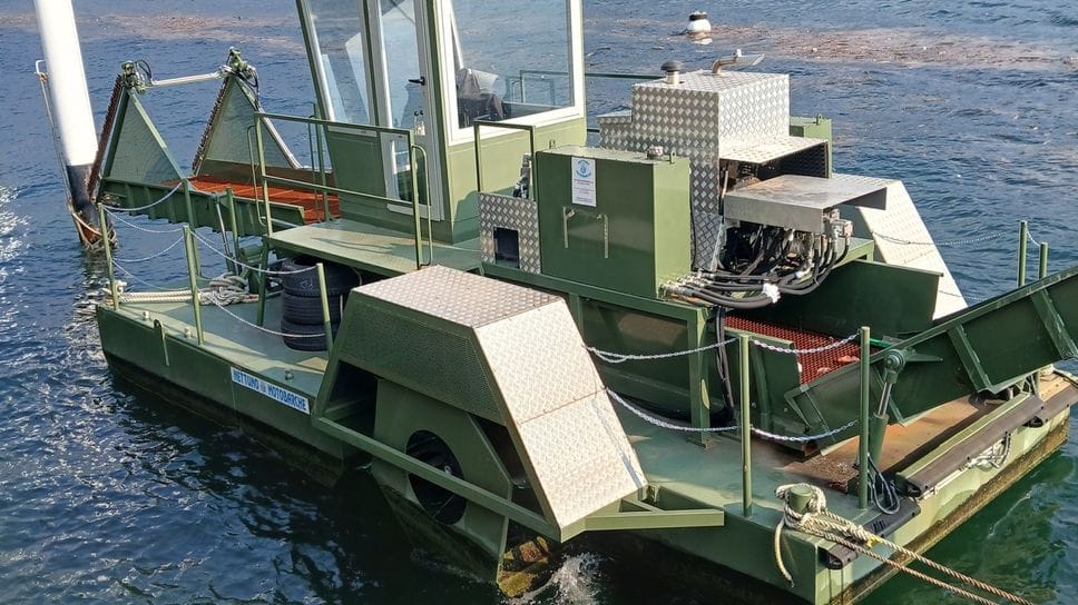 Il battello spazzino ormeggiato da tempo a Carate Urio