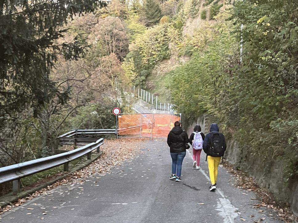 Molti cittadini percorrono a piedi gli 800 metri che separano il centro del quartiere dalla zona in cui arriva al bus, ma la strada è ripida e difficoltosa soprattutto per gli anziani