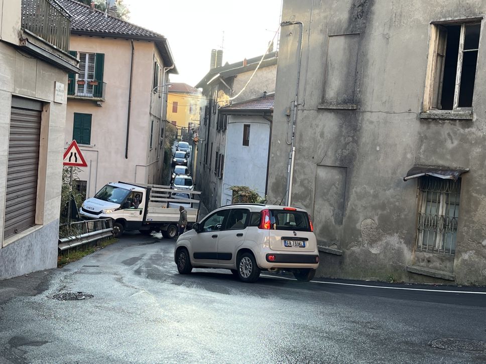 La coda che si forma alla strettoia di via Ghislanzoni, molto più trafficata da quando è chiusa via dei Patrioti