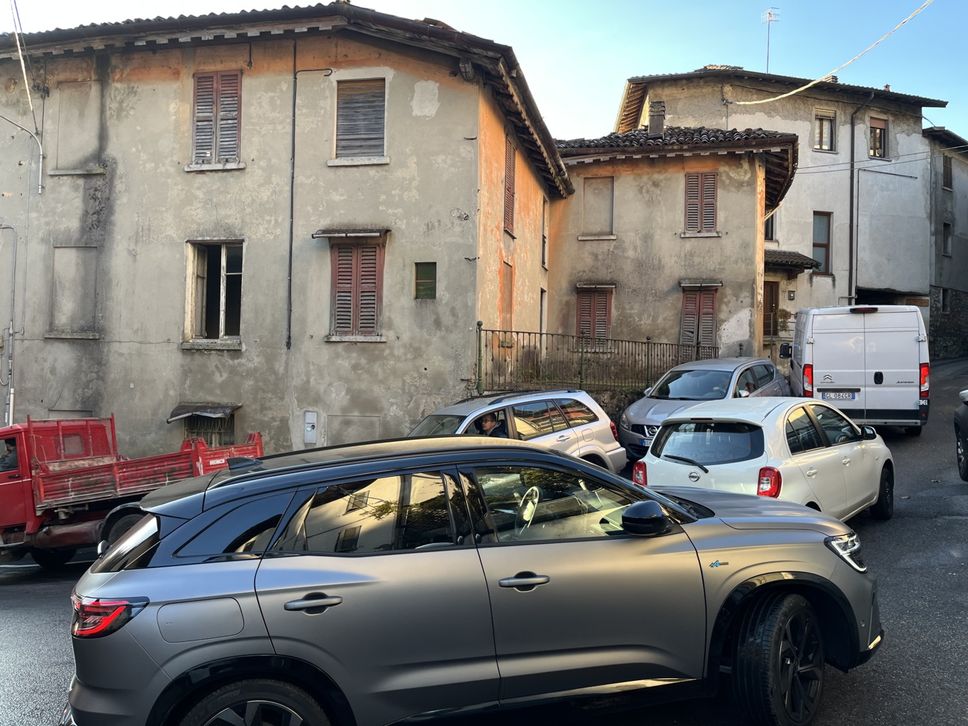 Traffico all’incrocio tra via Ghislanzoni e la strada che porta a Brunate