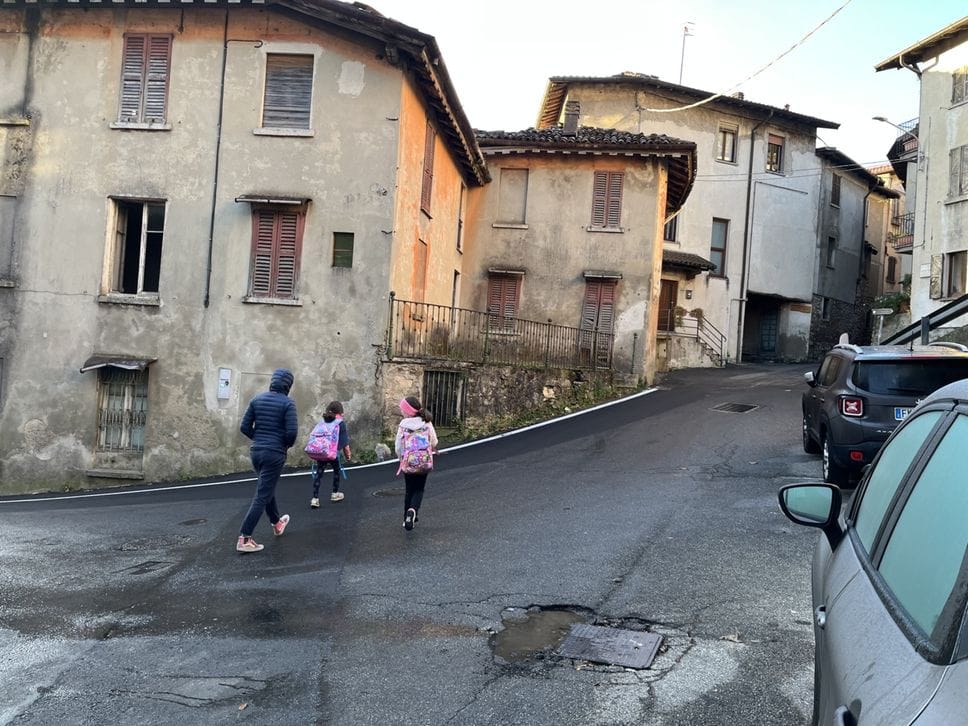 Uno dei momenti più caotici è quello dell’inizio delle lezioni alla scuola primaria del quartiere