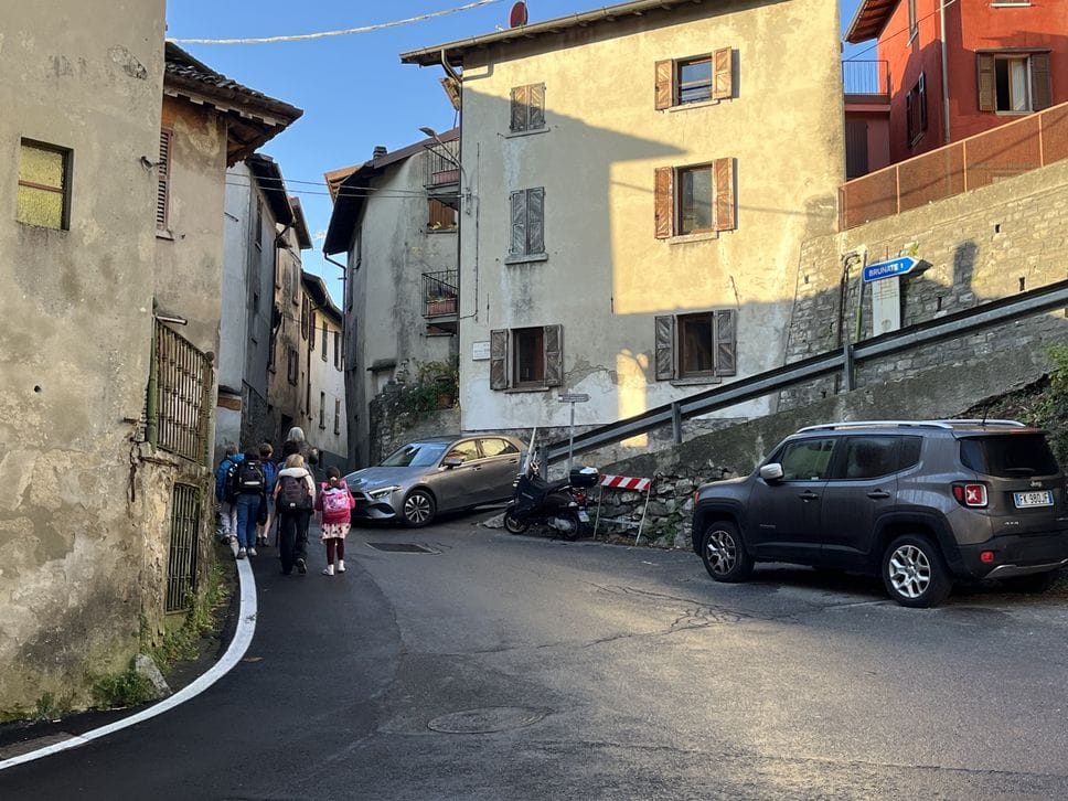 Gli studenti che arrivano a piedi dalla fermata del bus C43, in assenza del bus 5, sono accompagnati ogni mattina da una persona