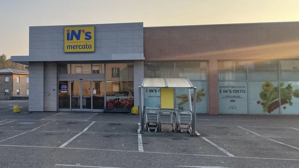 Il supermercato di via Milano teatro della violenza