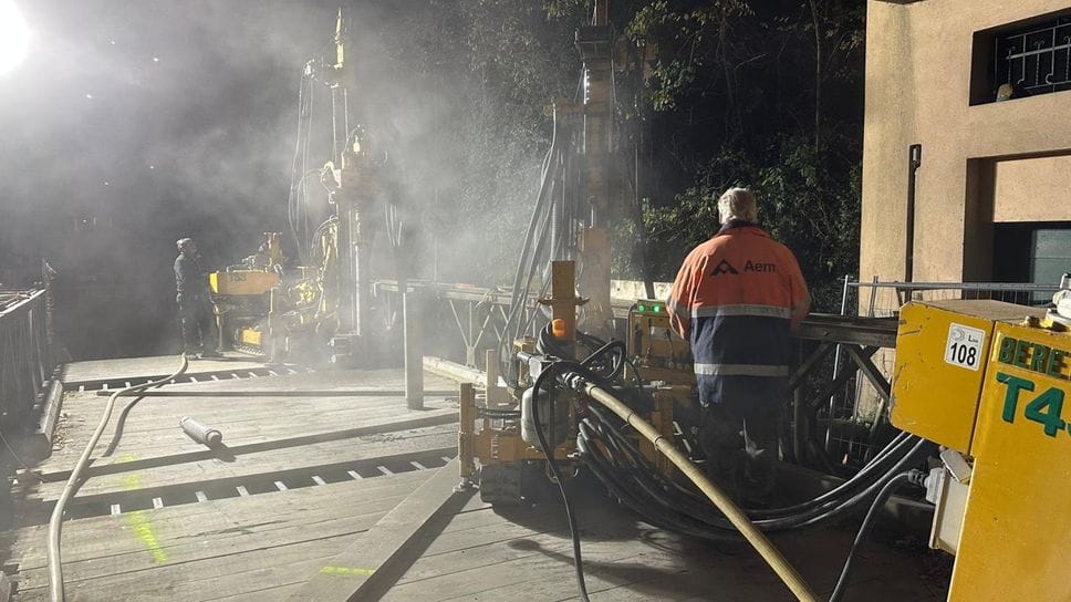 I lavori di posa dei micropali sul ponte bailey di Blevio. Terminate le chiusure notturne